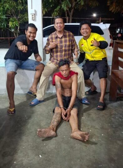 Terduga pelaku saat diamankan Tim Klewang Polresta Padang, Sabtu (26/4).