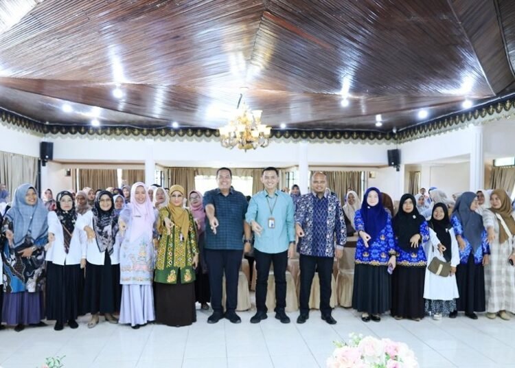 Sosialisasi Program Jaminan Kesehatan Nasional (JKN) ke Komunitas Kader Kesehatan Pembantu Pembina Keluarga Berencana Desa (PPKBD) dan Petugas Lapangan Keluarga Berencana (PLKB) se-Kota Pariaman di Pendopo Rumah Dinas Wali Kota Pariaman, Jumat (25/4).
