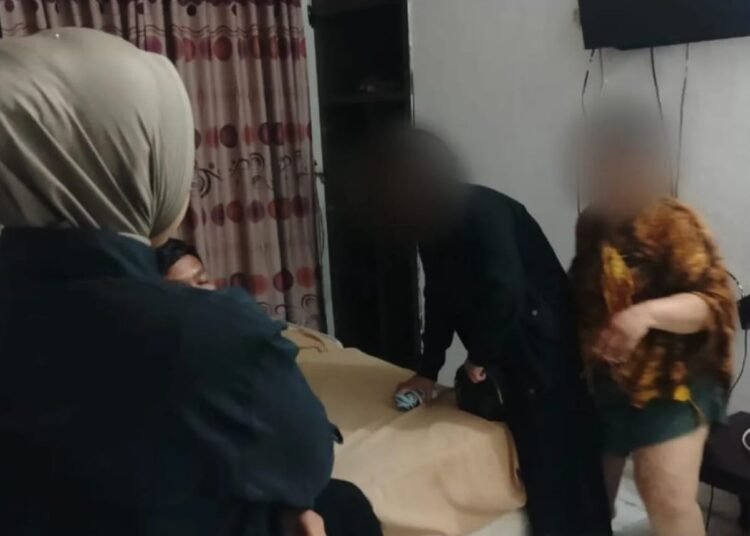 Sejumlah pengunjung hotel diamankan Satpol PP Padang, Jumat (25/4).