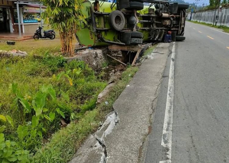Truk kecelakaan di Jalan Raya Padang-Painan Km 24 Kelurahan Teluk Kabung Tengah Kota Padang pada Senin (28/4).
