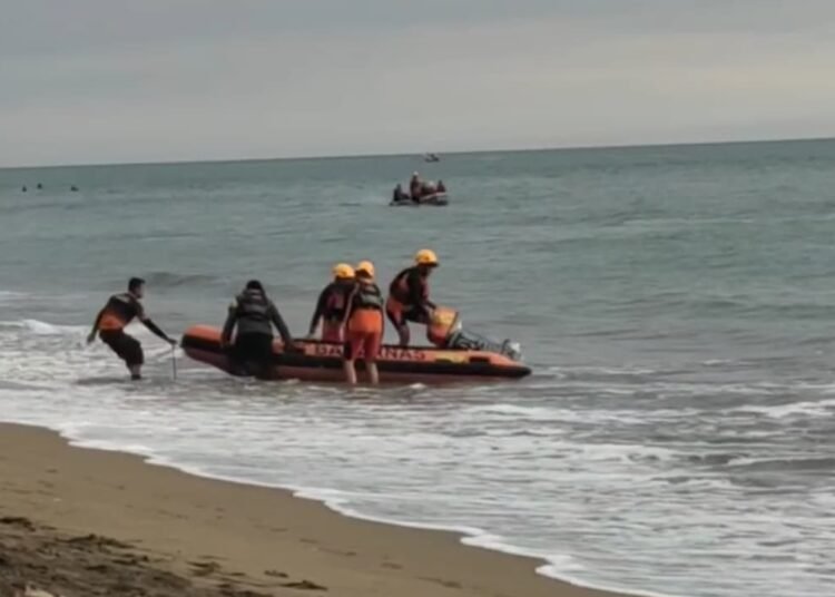 Tim Gabungan menghentikan pencarian remaja terseret ombak di kawasan pantai Pasia Nan Tigo Koto Tangah Padang, Senin (21/4).