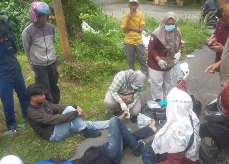 Petugas Posko Kesehatan Dinkes Padang Panjang membantu warga yang mengalami kecelakaan.