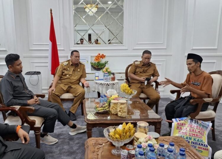 Efriadi mendatangi Wali Kota Pariaman untuk meminta dukungan dirinya berjalan kaki ke Makkah. (foto: Dok. Pemko Pariaman).