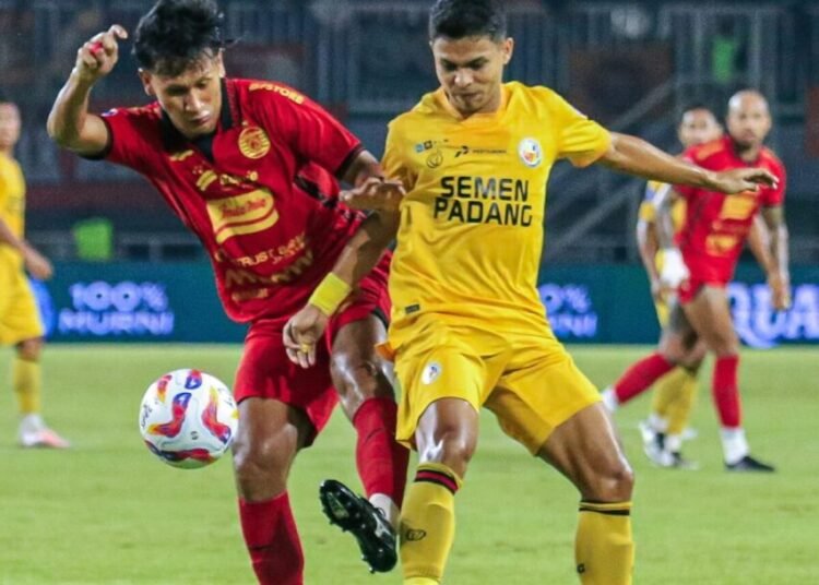Semen Padang saat menghadapi Persija Jakarta dalam lanjutan pekan ke-30 BRI Liga 1 di Stadion Pakansari, Kabupaten Bogor pada Minggu (27/4). Foto: Dok. Semen Padang FC