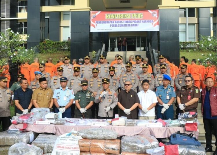 Konferensi pers di lapangan Apel Mapolda Sumbar, Selasa (29/4).