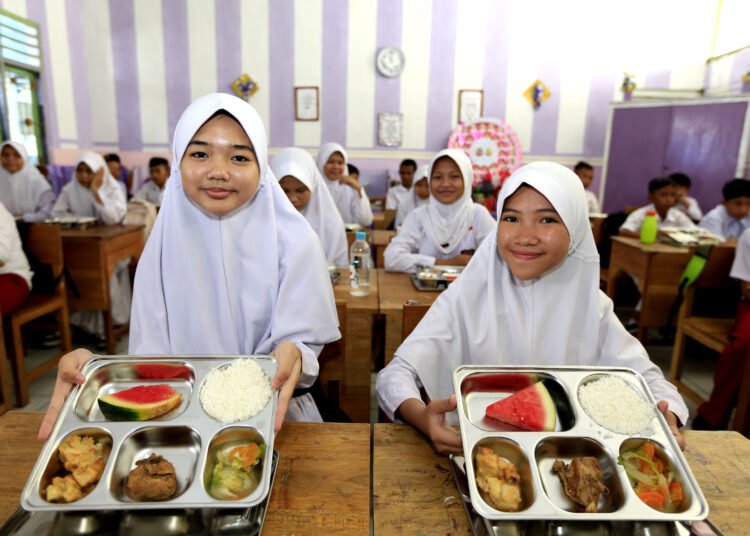 Siswa SD menikmati makanan Program Makan Bergizi Gratis. Foto: Indonesia.go.id