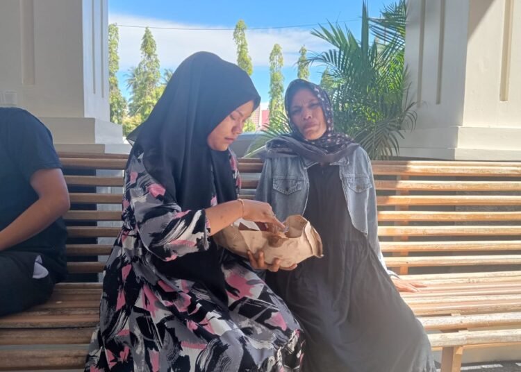 Eli Marlina, ibu kandung Nia Kurnia Sari, menjadi salah satu saksi dalam sidang lanjutan terdakwa pembunuh anaknya di Pengadilan Negeri Pariaman pada Selasa (22/4). Foto: Rendi Hakimi