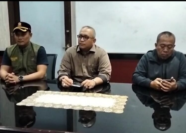 Sekretaris Daerah Kota Padang, Andree Algamar (tengah)