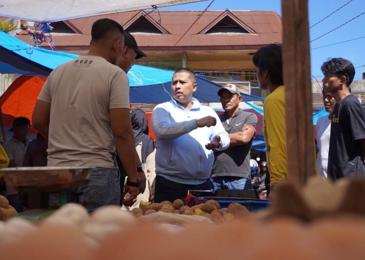 Wali Kota Padang Panjang blusukan ke pasar. (foto: Diskominfo Padang Panjang).