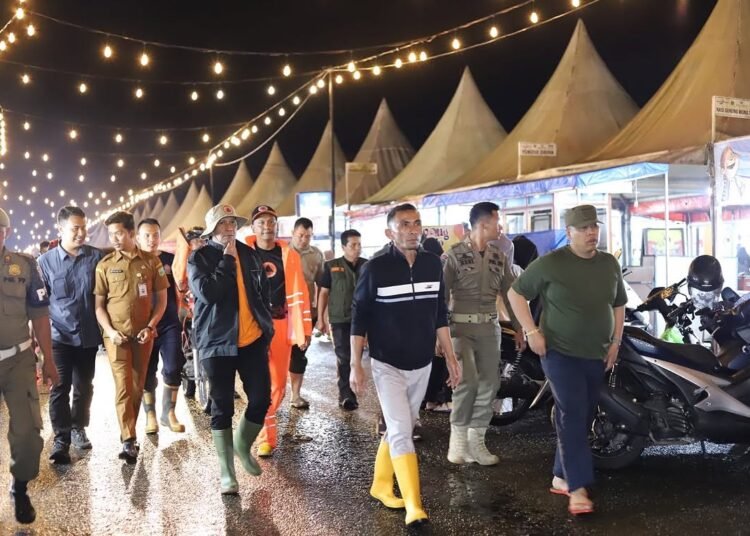Wali Kota, Hendri Arnis, bersama Wakil Wali Kota, Allex Saputra di kawasan Pasar Kuliner. (foto: Diskominfo Padang Panjang).