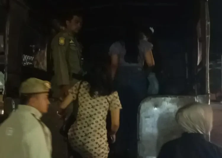 Petugas mengamankan sejumlah wanita di tempat hiburan di Padang. (foto: Instagram/Satpol PP Kota Padang).