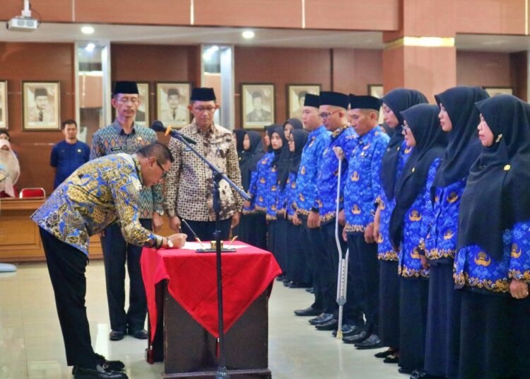 Wali Kota Bukittinggi menyerahkan SK sekaligus melantik CPNS dan PPPK di lingkungan pemko. (foto: Pemko Bukittinggi).