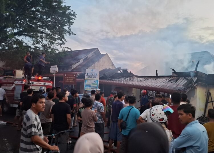 Kantor Lurah Kampung Jawa, Kecamatan Pariaman Tengah, Kota Pariaman, dilalap si jago merah pada Kamis (10/4) sekitar pukul 18.05 WIB. Foto: Rendi
