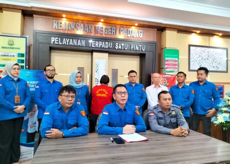 Kepala Kejari Padang, Aliansyah, menggelar jumpa pers di Kantor Kejari Padang, Kamis (10/4), tentang penetapkan korupsi penyalahgunaan pemberian fasilitas KUR pada salah satu bank BUMN di Padang. Foto: Jefrimon