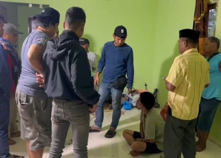 Polisi menangkap dua terduga pengedar narkoba disebuah kontrakan di Jorong Sungai Jariang, Nagari Koto Panjang, Kecamatan Lubuk Basung, Kabupaten Agam, Jumat (11/4) sekitar pukul 04.00 WIB. Foto: Polres Agam