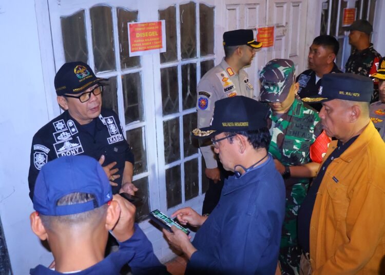 Pemko Payakumbuh menyegel kafe nakal di kawasan Ngalau. (Foto: Diskominfo Payakumbuh).