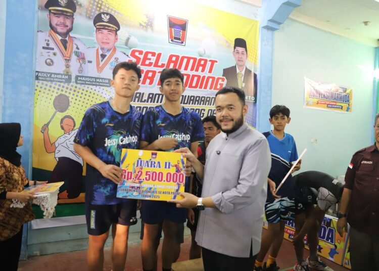Wali Kota Padang, Fadly Amran, menyerahkan hadiah secara simbolis kepada pemenang Turnamen Bulu Tangkis se-Kota Padang yang digelar di Hall PB Datuk Belimbing, Jumat (18/4/2025). Foto: Pemko Padang