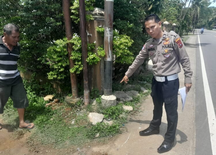Polisi menunjukkan lokasi dua pelajar menabrak tiang listrik di di Jalan Raya Padang—Bengkulu, depan Kantor Wali Nagari Taluk, Kecamatan Batang Kapas, Pesisir Selatan, Senin (21/4). Foto: Polres Pesisir Selatan
