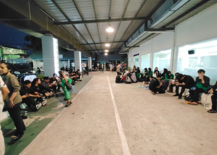 Puluhan demonstran melarikan diri ke RS Yos Sudarso, Padang, setelah demo 100 hari kerja Kapolda Sumbar ricuh pada Senin (21/4) malam. Foto: Habil Ramanda