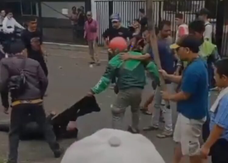 Tangkap layar video maling motor diamuk massa.