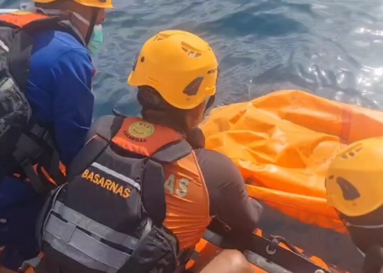 Proses evakuasi korban terseret ombak di Padang usai tiga hari pencarian. (foto: ist).