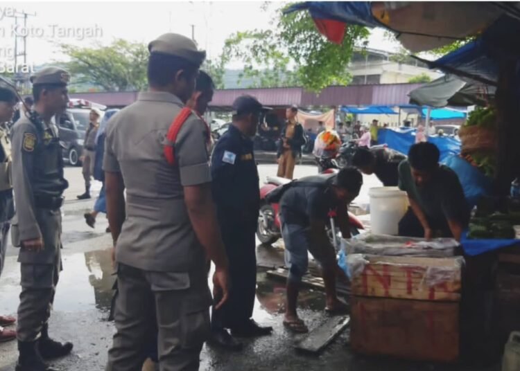 Satuan Polisi Pamong Praja (Satpol PP) Kota Padang menertibkan sejumlah pedagang di Pasar Lubuk Buaya, Kecamatan Koto Tangah pada Selasa (22/4).