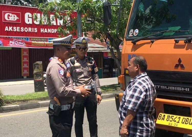 Petugas Satlantas Polresta Padang melakukan penindakan truk-truk yang ngetem sembarangan, Selasa (22/4).