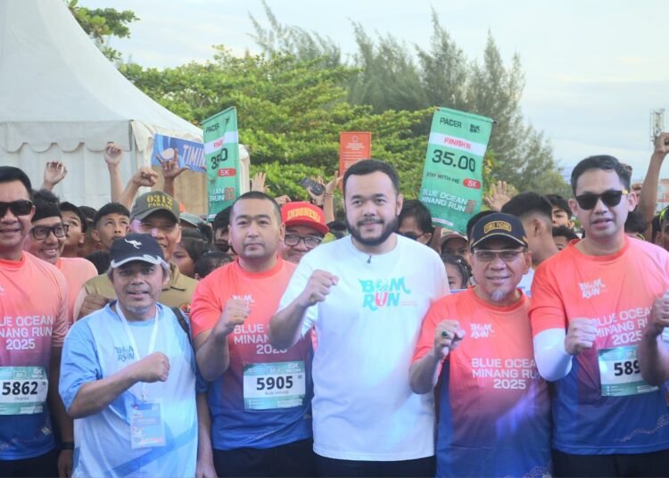 Wali Kota Padang Fadly Amran mengikuti puncak acara Blue Ocean Minang (BOM) Run 2025, Minggu (20/4).