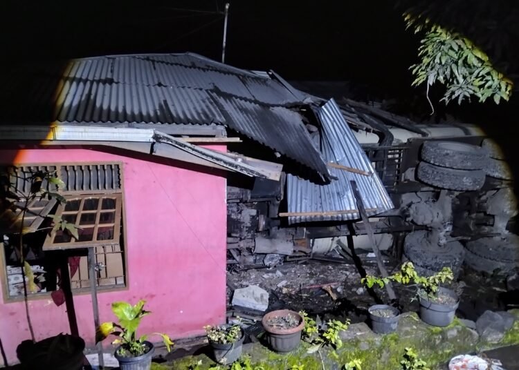 Truk tabrak rumah warga di Padang, Rabu (23/4) dini hari