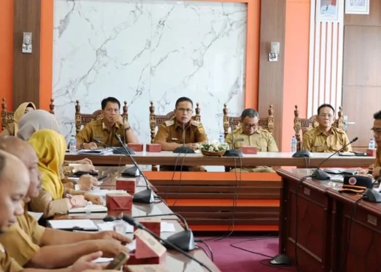 Wawako Pariaman, Mulyadi (tengah) pimpin rapat penerapan sistem kerja alih daya atau 'outsourcing.