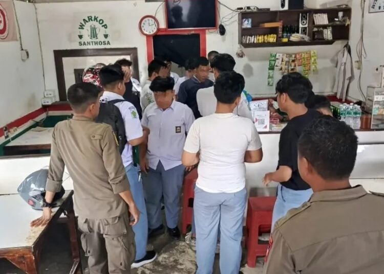 Belasan pelajar di Kota Padang bolos sekolah dan diamanakan petugas. (foto: Instagram/ Satpol PP Kota Padang).