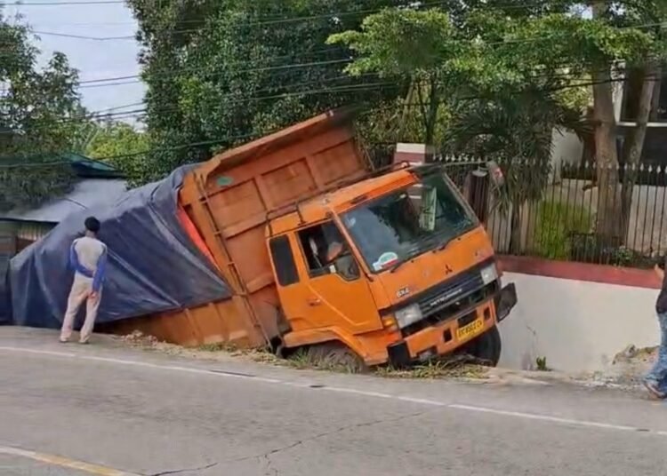 truk masuk parit di Jalan Lintas Solok–Padang, tepatnya di Nagari Koto Gadang Guguk, Jorong Pasar Usang, Kabupaten Solok, Sabtu sore (26/4).