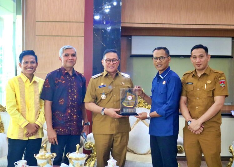Wali Kota Bukittinggi menerima kunjungan Komioner KPI Pusat dan KPID Sumbar. (foto: Pemko Bukittinggi).