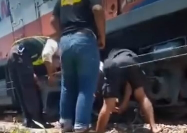Pemotor tertabrak kereta api di Kelurahan Kampung Pondok, Kecamatan Pariaman Tengah, Kota Pariaman, Senin (21/4)