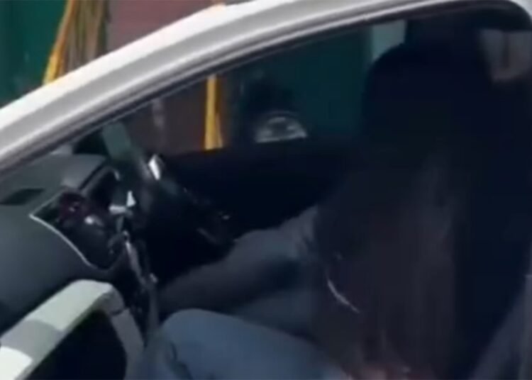 Tangkapan layar video viral oknum polisi aniaya wanita di Palembang