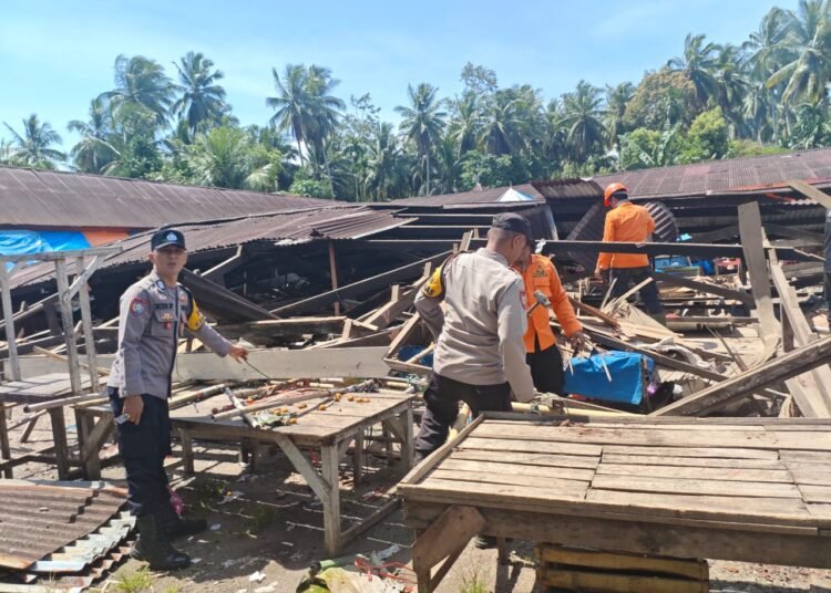 los di Pasar Ampalu, Nagari Lareh Nan Panjang, Kecamatan VII Koto Sungai Sariak, Kabupaten Padang Pariaman, roboh pada Sabtu (19/4/2025)
