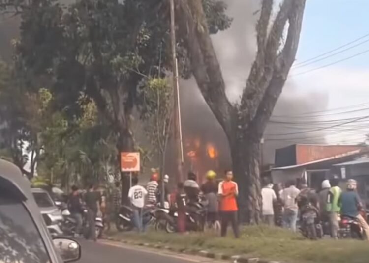 Kebakaran di Jalan Hamka Kota Padang, Jumat (30/5).