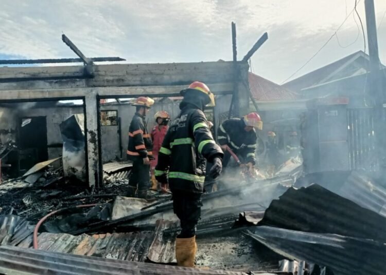 Petugas memadamkan kebakaran di Jalan Hamka Kelurahan Parupuk Tabing, Kecamatan Padang Utara, Kota Padang, pada Jumat (30/5) sore.