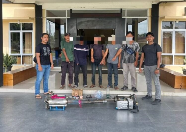 5 Pria Pungli Berkedok Fogging diamankan polisi di Dharmasraya. Ist