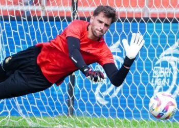 Kiper Persik Leonardo Navacchio saat latihan jelang lawan Semen Padang di Stadion Agus Salim, Minggu (18/5). Foto: Dok. Persik