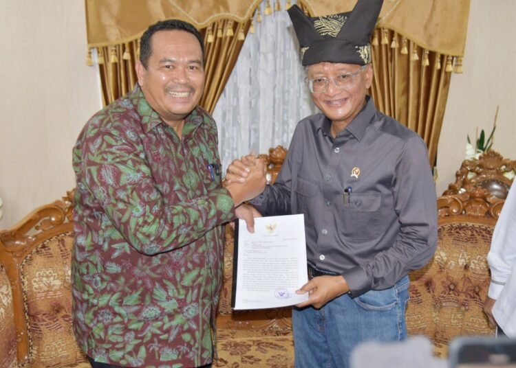 Wali Kota Pariaman Yota Balad serahkan proposal pembangunan saat bertemu Menteri Pekerjaan Umum Republik Indonesia Dody Hanggodo di Ruang Tunggu VIP Bandara Internasional Minangkabau (BIM), Kabupaten Padang Pariaman, Jumat (2/5) malam.