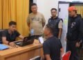 Unit PPA Satreskrim Polres Pesisir Selatan sedang memeriksa tersangka J. Ist