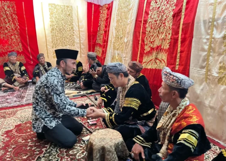 Wakil Wali Kota Padang Panjang, Allex Saputra hadiri Batagak Gala Hiduik Bakarilaan Pati Ambalau. (foto: Diskominfo Padang Panjang).