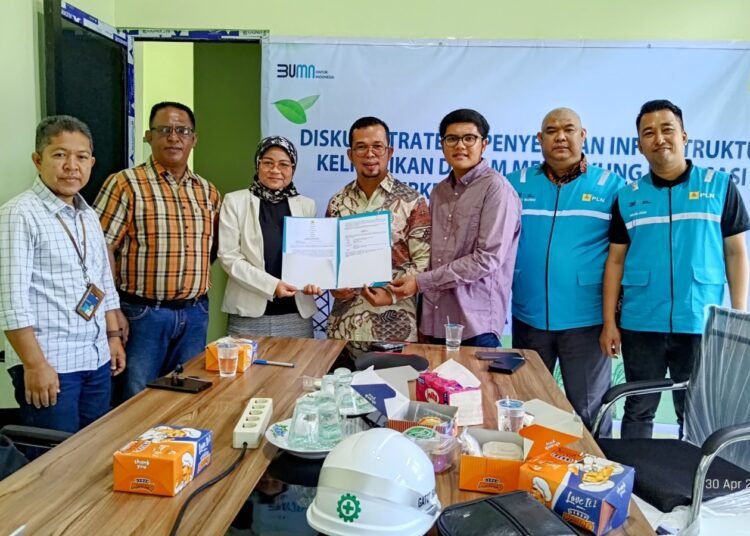 PT PLN UP3 Padang memperlihatkan Surat Perjanjian Jual Beli Tenaga Listrik dengan PT Kapabe di perusahaan tersebut pada Kamis (1/5). Foto: PLN