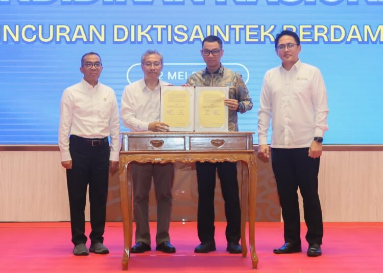 Direktur Utama PLN, Darmawan Prasodjo (kedua dari kanan) bersama Sekretaris Jenderal Kementerian Pendidikan Tinggi, Sains, dan Teknologi, Togar Mangihut Simatupang (kedua dari kiri) melakukan penandatanganan MoU pada Peringatan Hari Pendidikan Nasional di Jakarta, Jumat (2/5). Foto: PLN