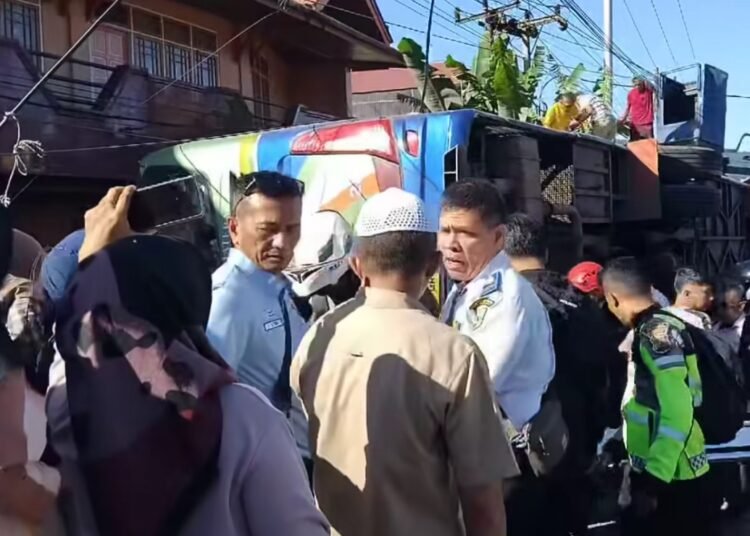 Bus ALS mengalami kecelakaan di Padang Panjang pada Selasa (6/5).