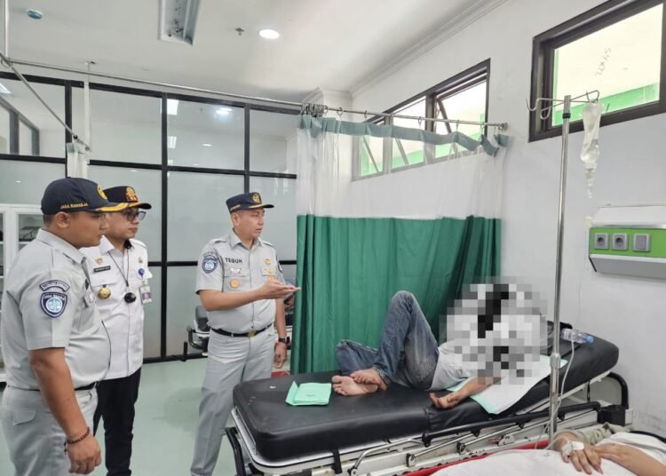 Kepala Kantor Wilayah PT Jasa Raharja Sumbar, Teguh Afrianto, beserta jajaran meninjau korban kecelakaan bus ALS yang dirawat di salah satu fasilitas kesehatan di Padang Panjang pada Selasa (6/5). Foto: Jasa Raharja Sumbar