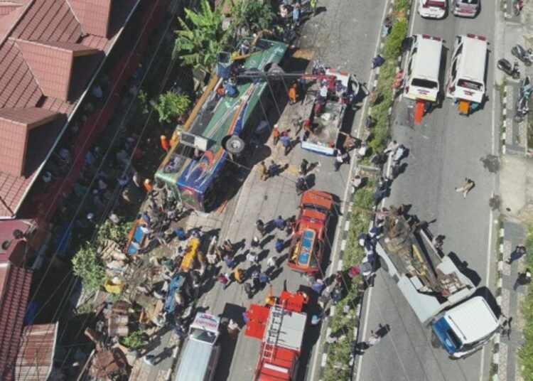Kecelakaan Bus ALS di Padang Panjang. (foto: Basarnas Padang).