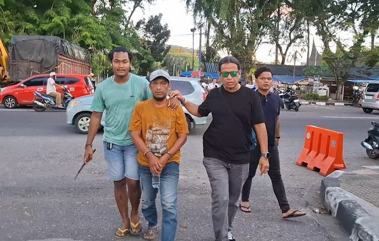 Seorang pria warga Kecamatan Kuranji, Kota Padang, ditangkap polisi pada Rabu (7/5) siang. Foto: Polresta Padang