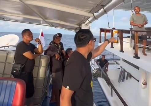 Marah-Marah di Kapal Pembawa Turis ...